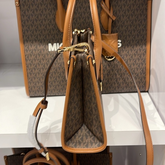 MICHAEL KORS
Mirella Small Logo Crossbody Bag
Brown 
NWT - Picture 5 of 16